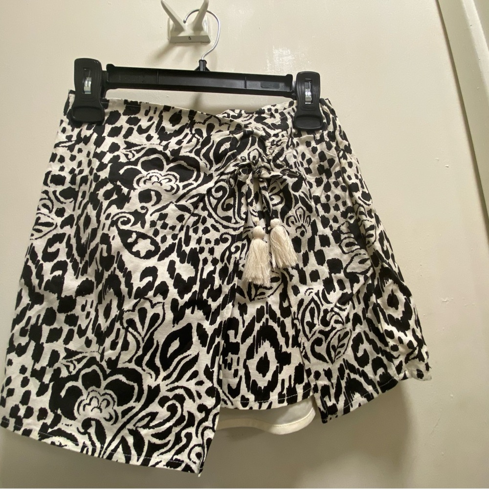 Black and White Patterned Skirt with Tassels